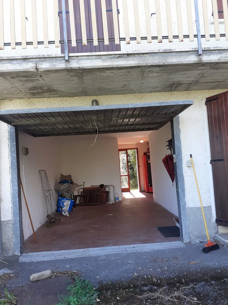 Villetta a schiera in discrete condizioni con giardino privato di mq. 200 e con garage