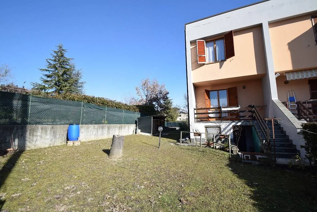 Villetta a schiera con giardino privato di mq. 200 e con garage