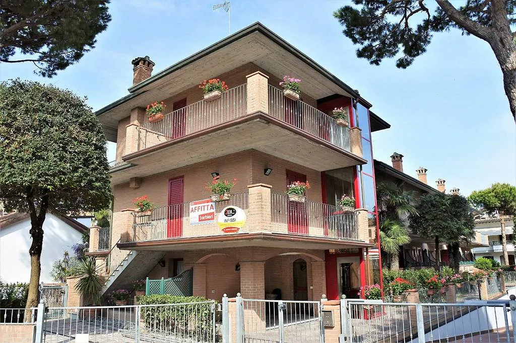 Appartamento in vendita a Cervia, zona Porto Canale, giardino, due camere, posto auto e cantina