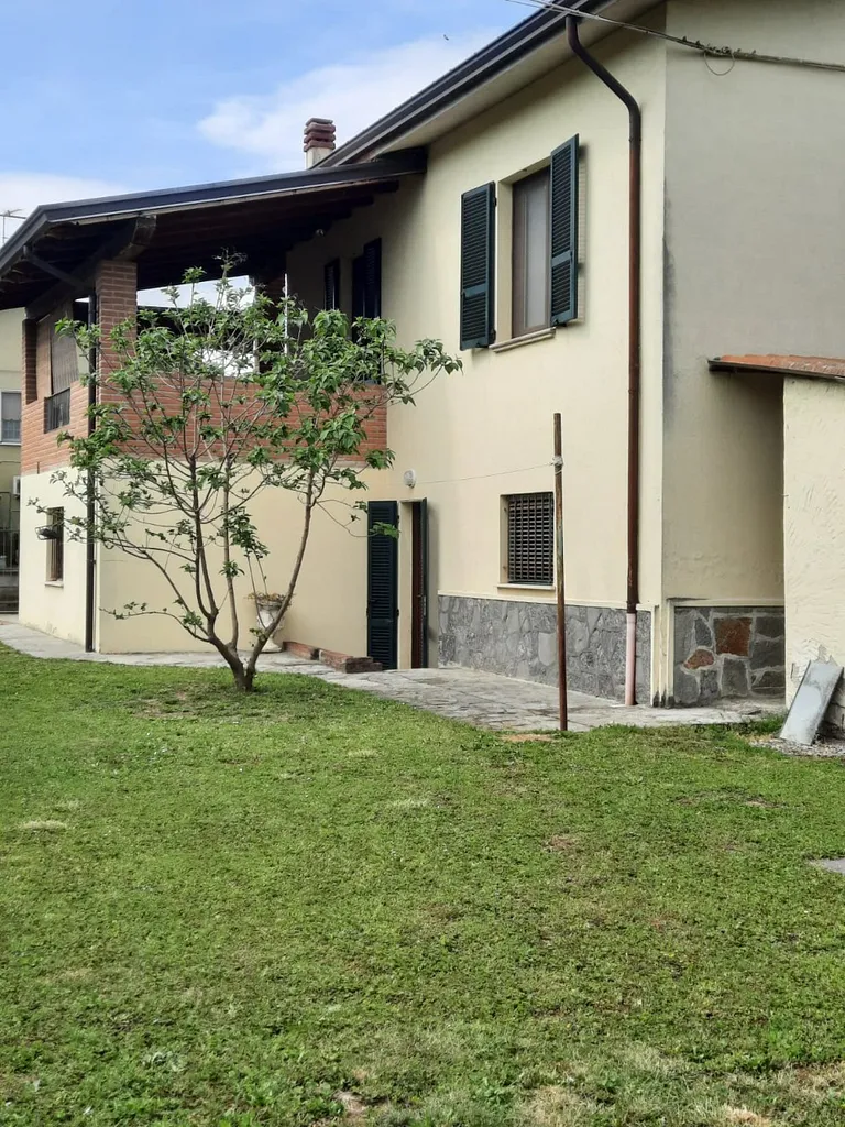 Niviano Villa singola monopiano di ca.140 mq con piano terra autonomo ca.60 mq ampio giardino