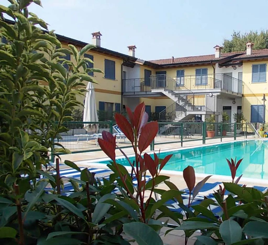 Appartamento al piano terra con giardino privato in borgo di pregio con piscina