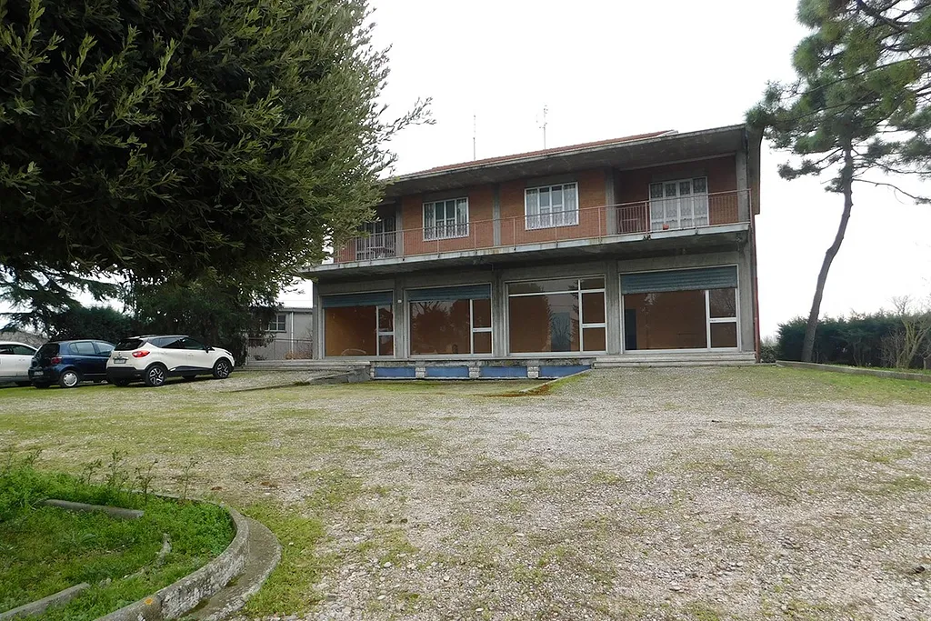Villa con locale commerciale in vendita a Castiglione di Cervia