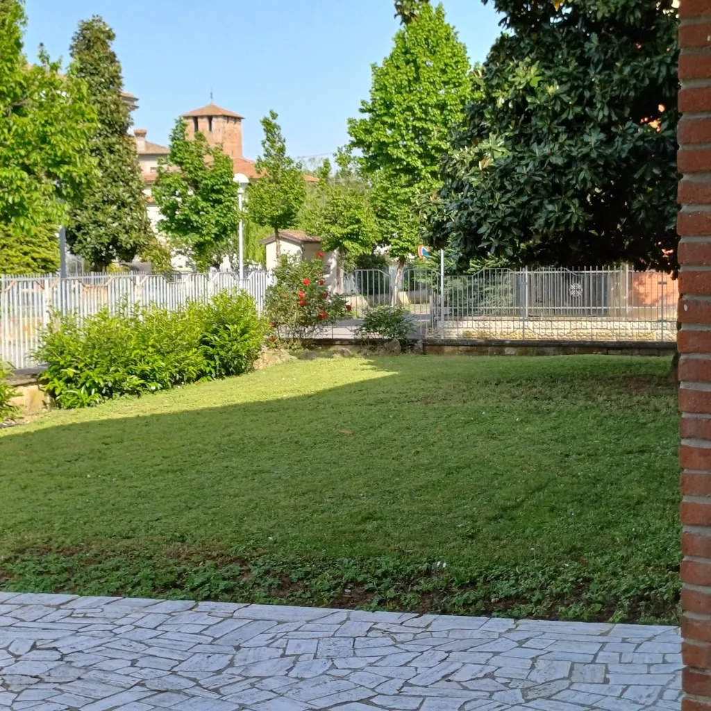 Vigolzone centro villa bifamiliare ristrutturata con 2 unità indipendenti, garage doppio ampio giardino