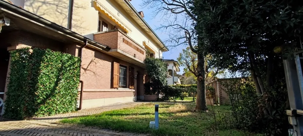 Villa abbinata a Cavazzoli con mini indipendente